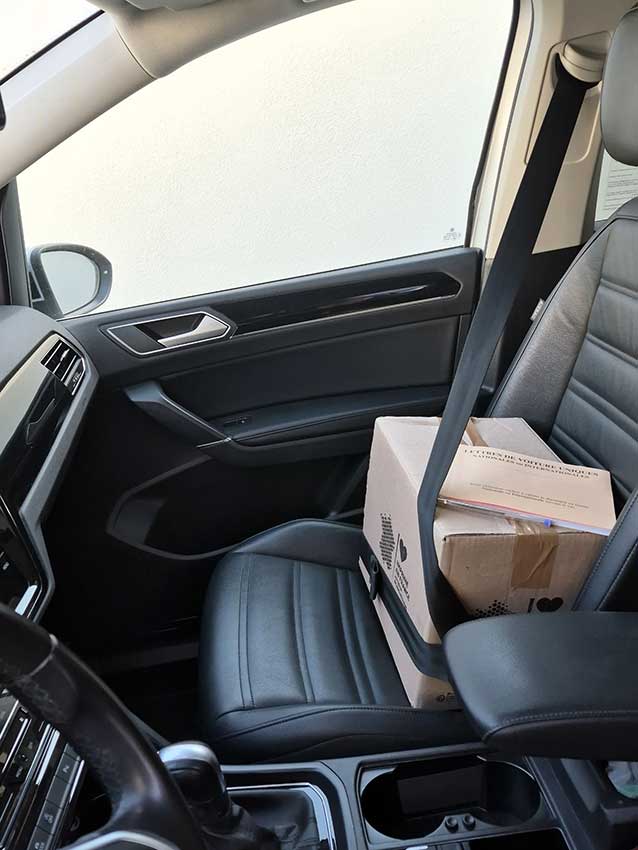 Colis attaché dans le transport sur siège avant