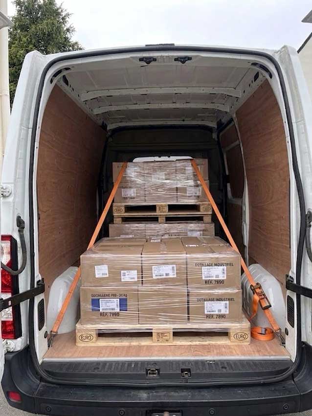 Colis attachés dans le fourgon à l'arrière