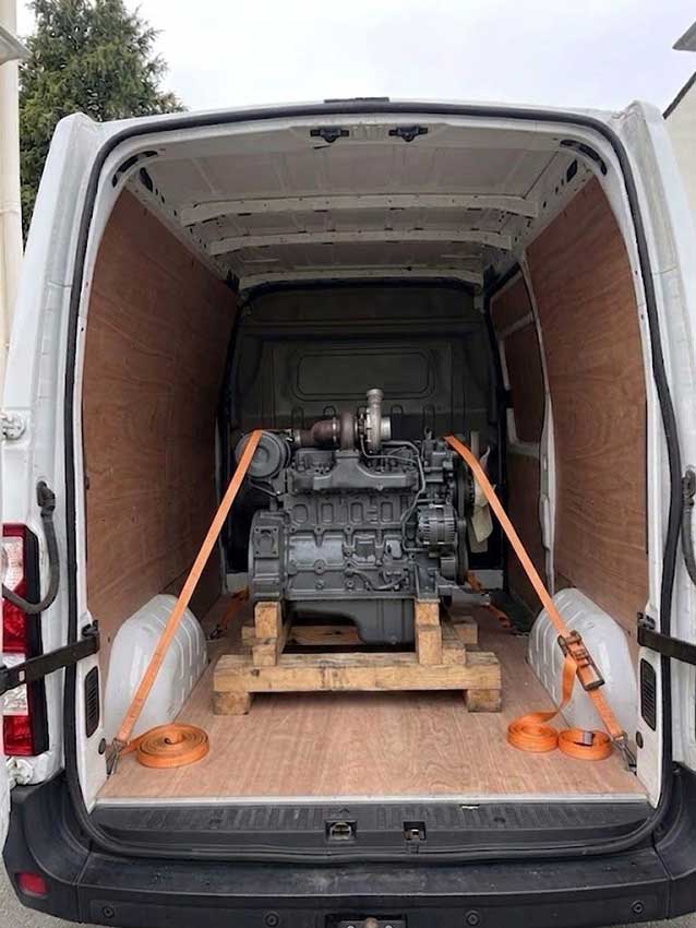 Moteur de voiture attaché dans le fourgon sur siège avant